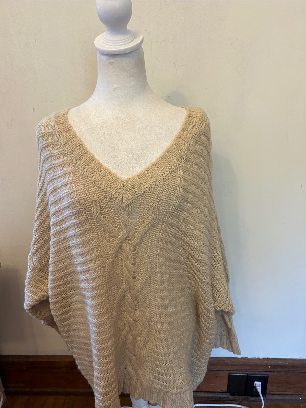 American Eagle Neutral Cable Knit V-Neck Sweater Size XL EUC